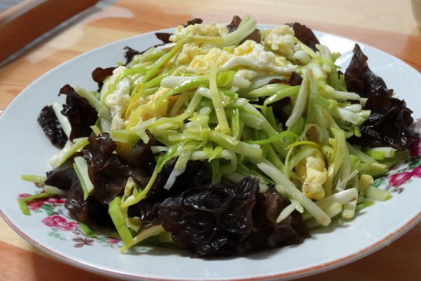 鸡蛋炒蒜黄木耳