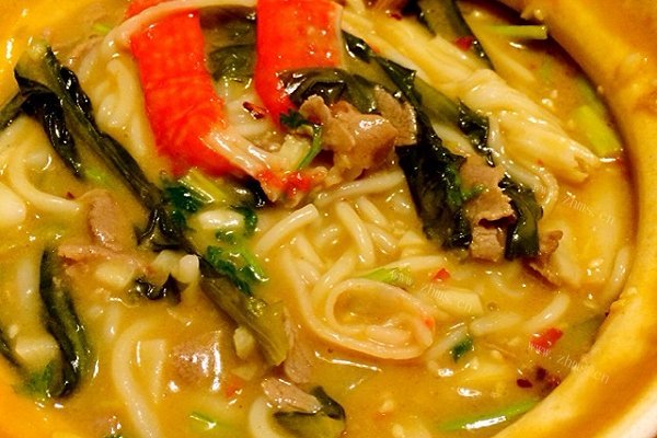 学校食堂的砂锅面