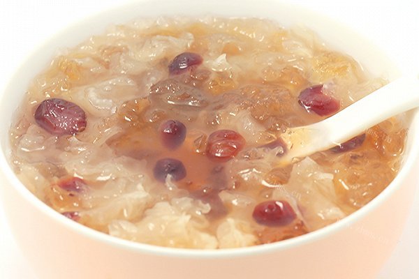 桃胶蔓越莓银耳羹