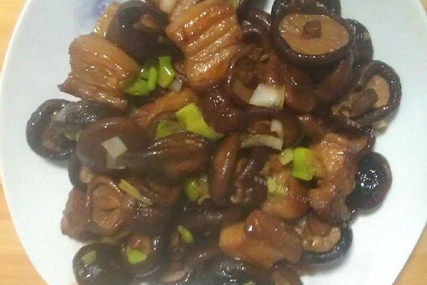 家常香菇红烧肉