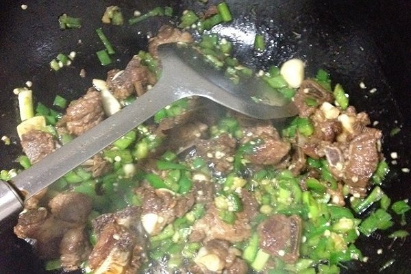 自制辣椒末烧排骨