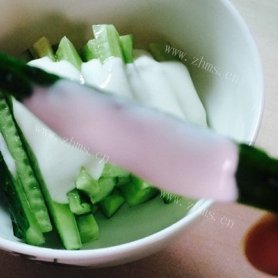 清新的快食，黄瓜蘸酸奶