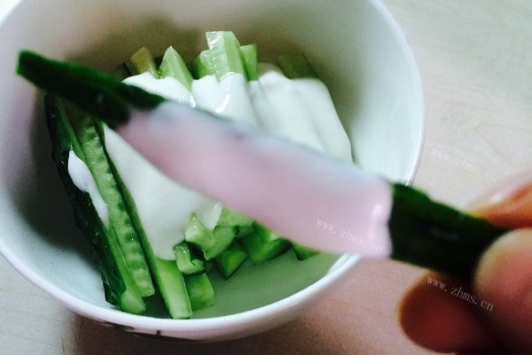 清新的快食，黄瓜蘸酸奶