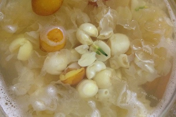 鲜白莲凤眼果雪耳糖水
