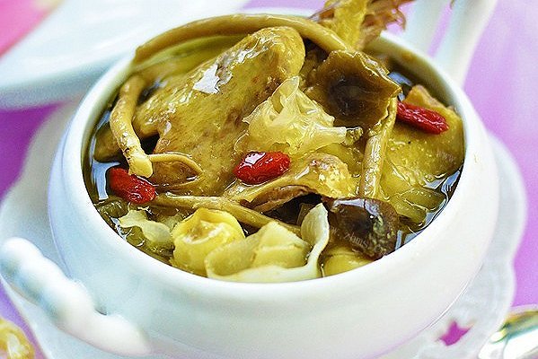 家常白莲茶树菇乳鸽汤