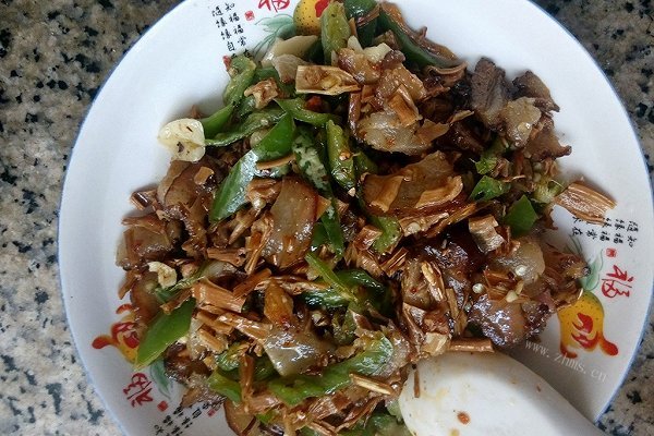 家常版青椒笋干炒腊肉