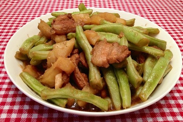 家常五花肉烩扁豆土豆