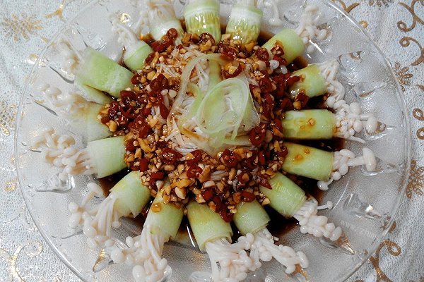美味的捞汁金针菇