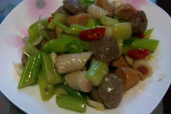 自创芹菜炒鱼丸