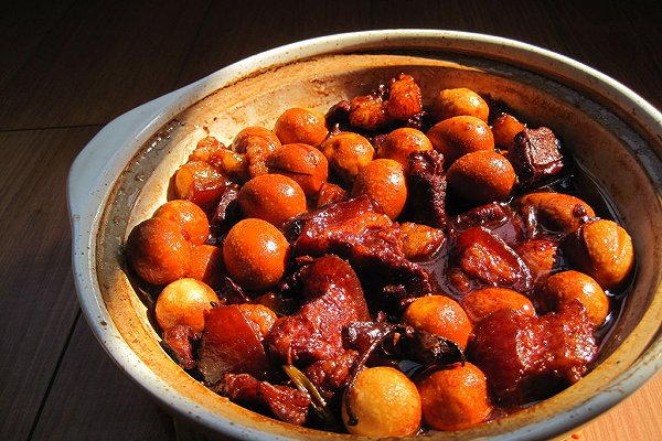 自制秘制砂锅鹌鹑蛋红烧肉