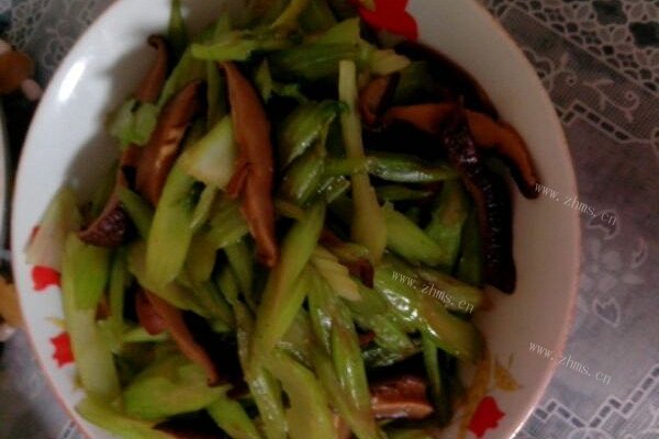 家常芹菜炒香菇