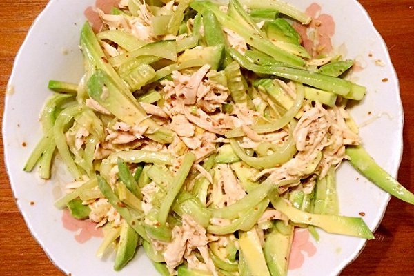 自制牛油果黄瓜鸡丝沙拉