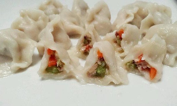 美味芹菜饺子或芹菜香菇红萝卜饺子