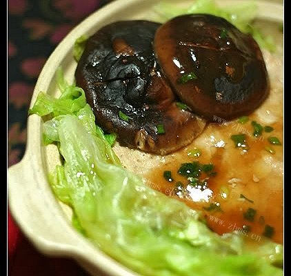 诱人的茶树菇干蒸肉饼