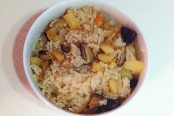 家常土豆虾仁香菇煲仔饭