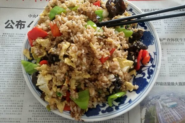 红黄蓝三色炒饭（大人孩子都喜欢）