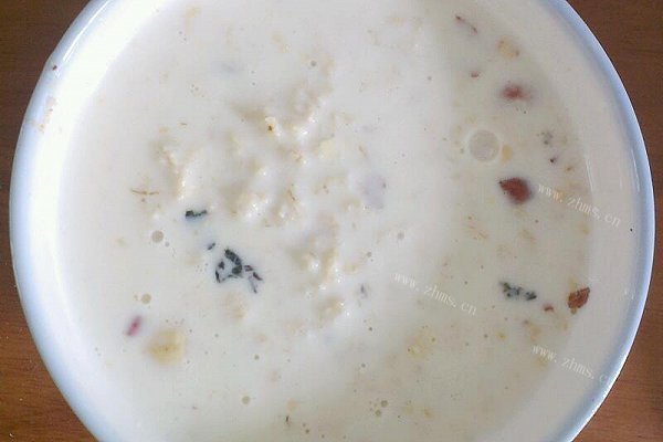 营养清新燕麦秦仁牛奶早餐