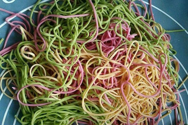 彩色蔬菜汁饺子和面条