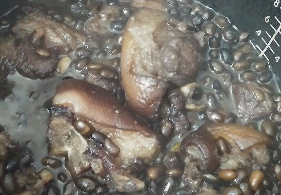自制黑豆炖猪手