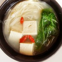 鲜香原味：豆腐青菜汤