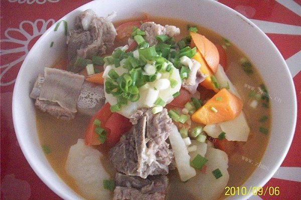 美味的土豆炖排骨汤