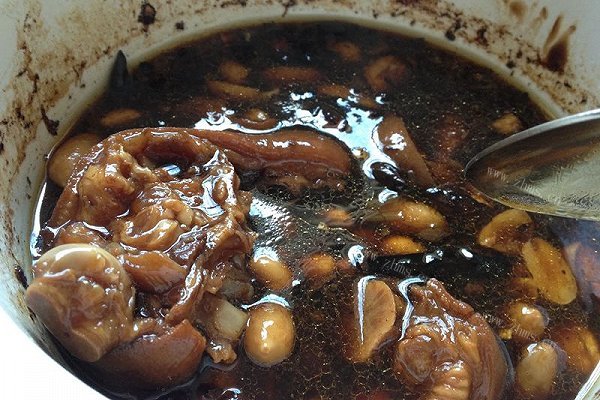 “慢炖锅版”黄豆花生烧猪蹄