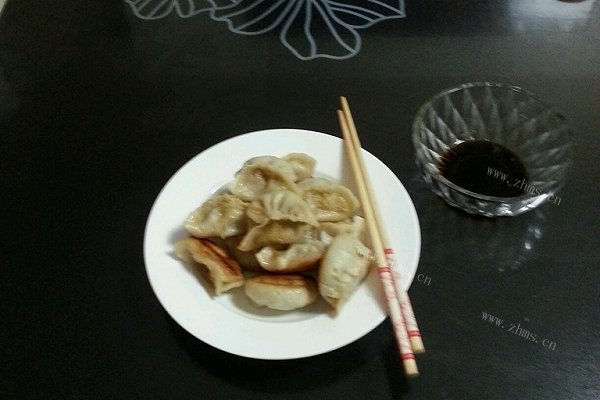 自制芹菜猪肉锅粘饺子