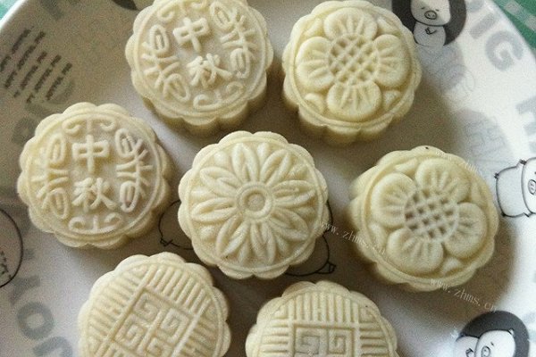 蛋黄莲蓉冰皮月饼
