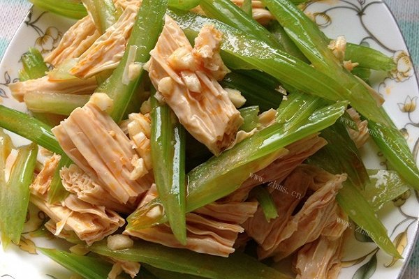 凉拌红油芹菜腐竹