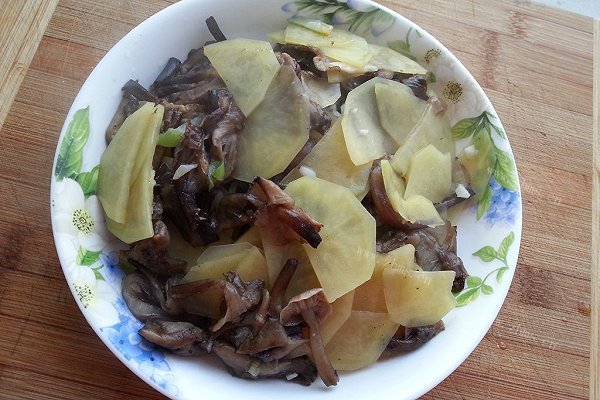 家常土豆片炒榛蘑