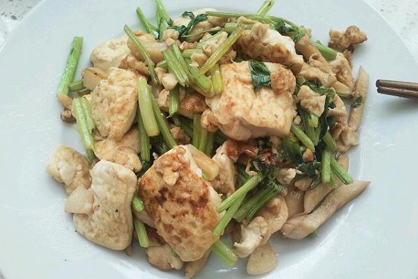 芹菜鸡腿菇煎豆腐