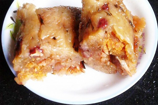 传统蛋黄五香咸肉粽子