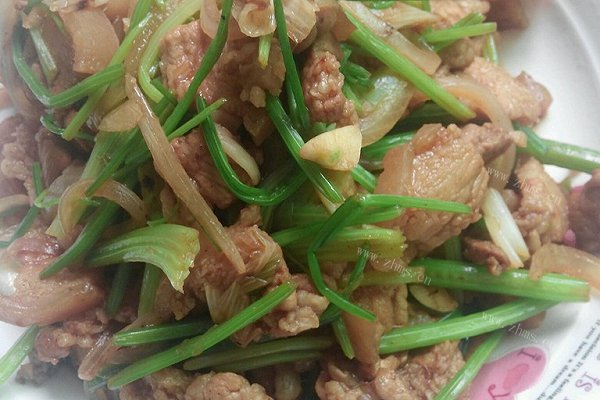 五花肉炒芹菜