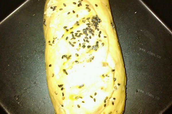 黑谷物核果面包