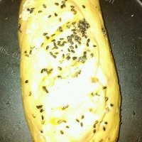 黑谷物核果面包