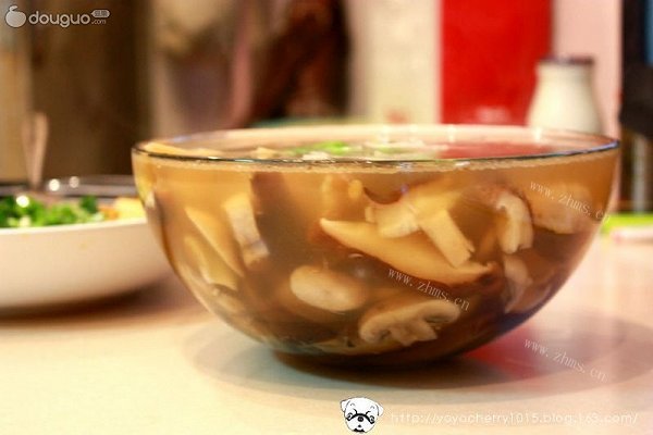 简单的菌菇肉片汤