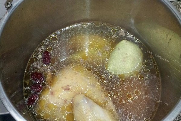 家庭松茸墨鱼煲土鸡汤