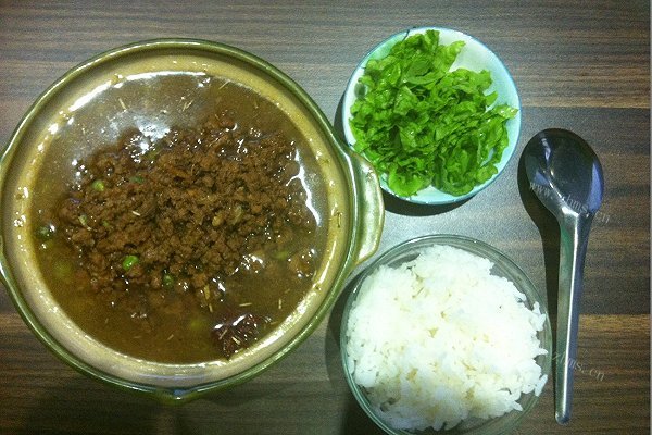 秘制豌豆酒香卤肉饭