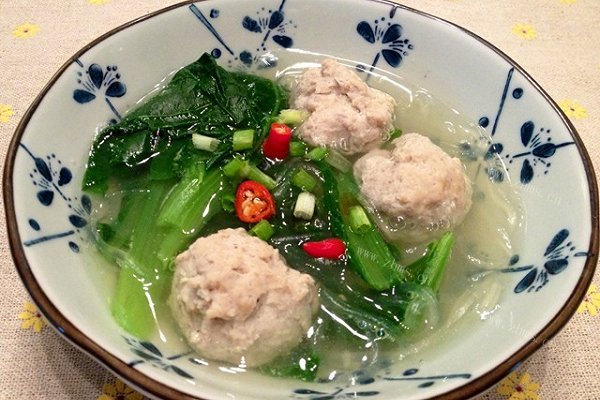 家常版小白菜汆丸子汤
