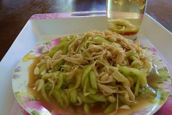 变废为宝：西瓜皮拌金针菇