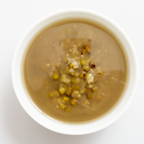 诱人的乳鸽绿豆汤 
