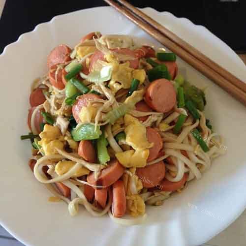 腊肠炒面