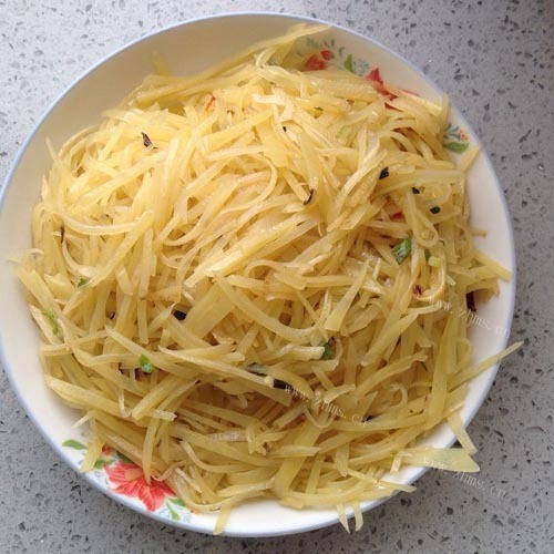 家常菜胡萝卜炒土豆丝