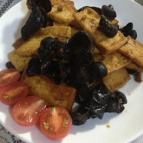 咸鲜的黑木耳烧豆腐