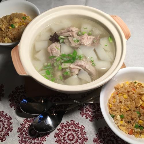 家常萝卜炖排骨汤