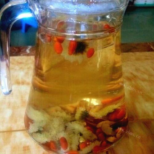 诱人的红枣枸杞菊花茶 
