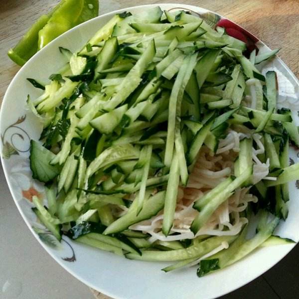 回味悠长的金针菇拌黄瓜