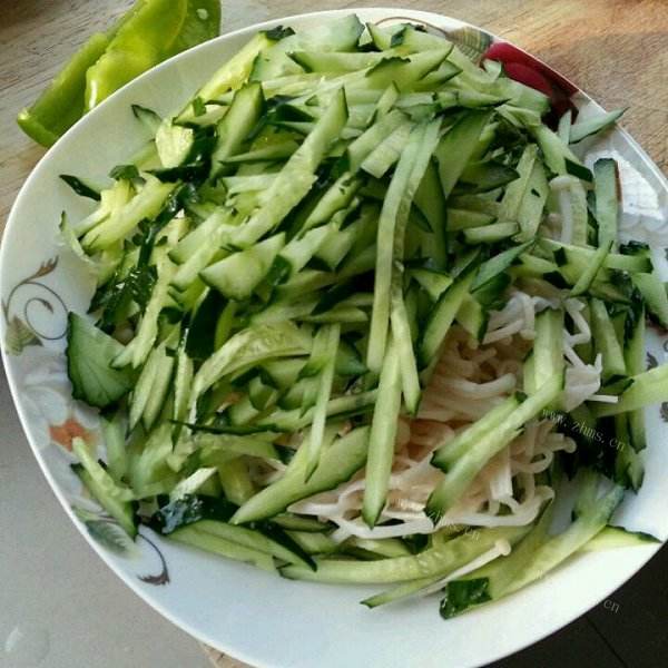 回味悠长的金针菇拌黄瓜