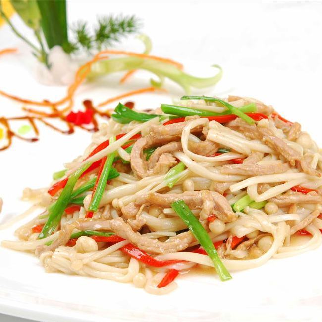 绿色食物金针菇炒肉丝