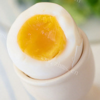 美味的艾蒿煮鸡蛋
